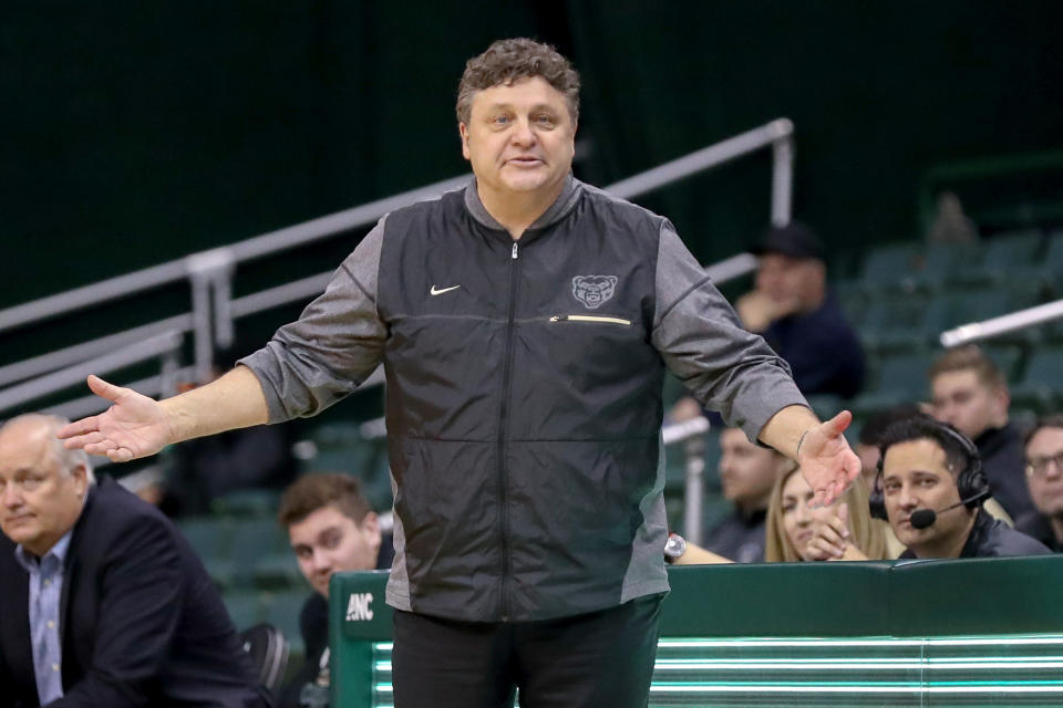 Oakland Golden Grizzlies head coach Greg Kampe on the sideline during a men's college basketball game. (Getty)