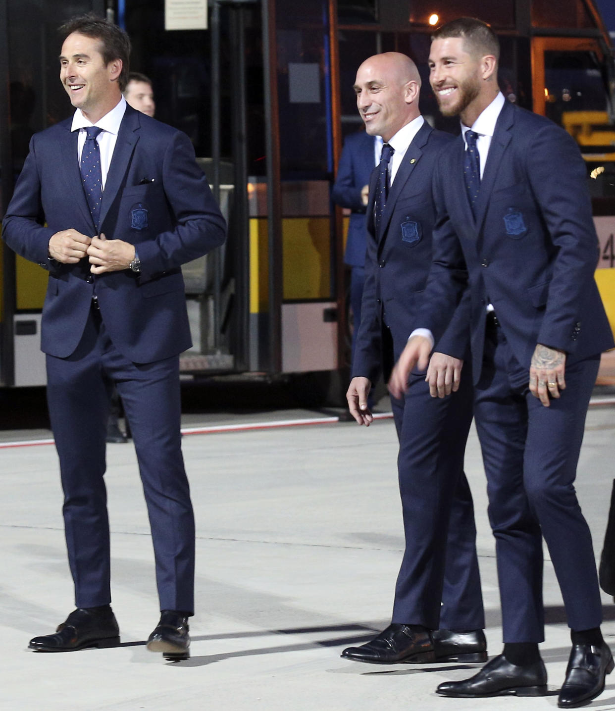 El seleccionador español Julen Lopetegui, el capitán Sergio Ramos y el presidente de la RFEF, Luis Rubiales, sonríen tras llegar al aeropuerto Pashkovsky de Krasnodar (Rusia) (Foto: AP Photo/ Evgeny Reznik)
