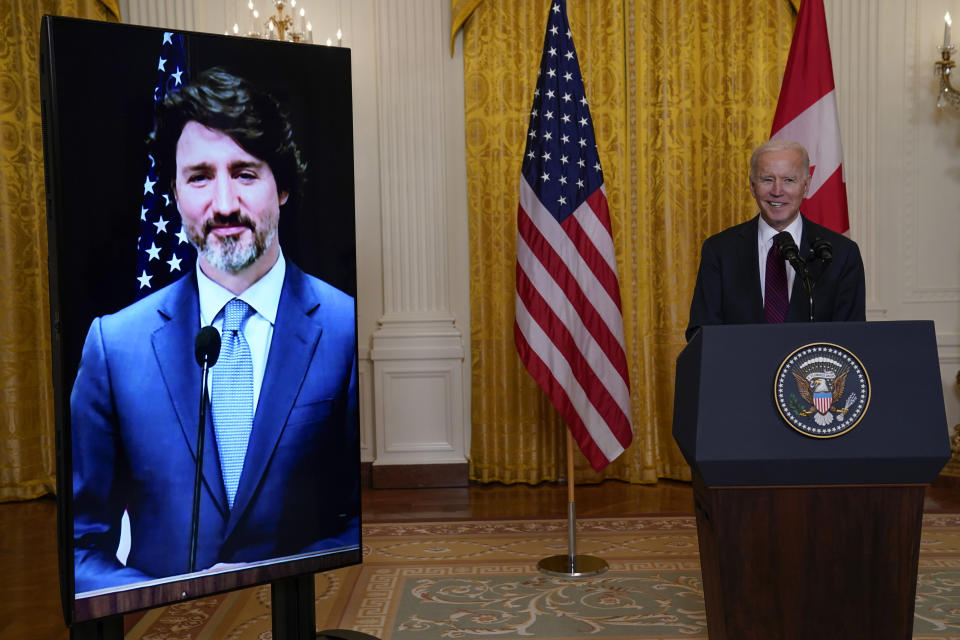 El presidente Joe Biden habla luego de sostener una reunión virtual con su homólogo canadiense Justin Trudeau, el martes 23 de febrero de 2021, en la Casa Blanca, en Washington. (AP Foto/Evan Vucci)