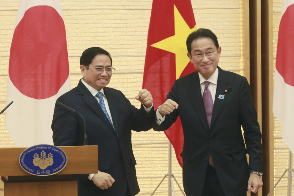 Vietnam's Prime Minister Pham Minh Chinh, left, and Japanese Prime Minister Fumio Kishida pose for a photo after a news conference at the Prime Minister's Office in Tokyo, Wednesday, Nov. 24, 2021. (AP Photo/Koji Sasahara, Pool)