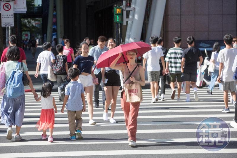 中央氣象局指出，今起至週四皆為穩定高溫天氣型態，民眾外出應慎防熱傷害。