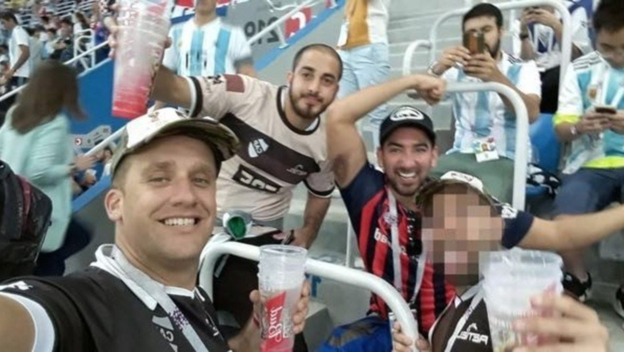 Hinchas argentinos que golpearon al croata / Foto: Twitter