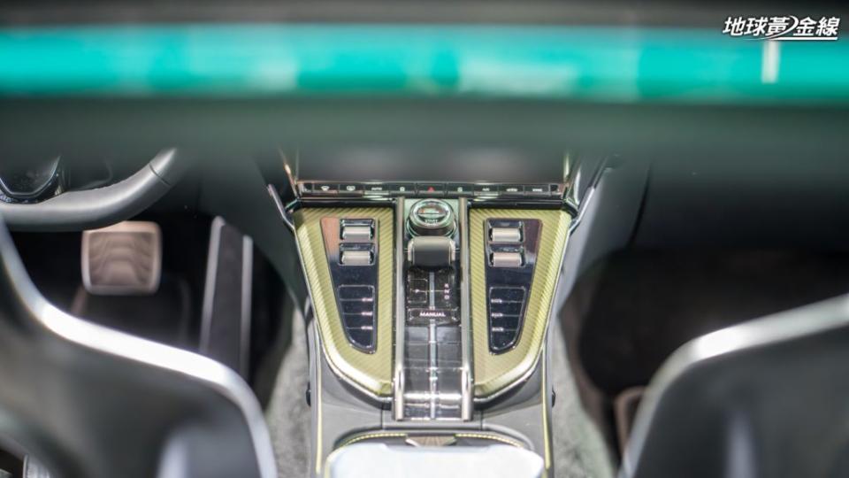 儘管新車內裝螢幕增加，Aston Martin還是保留大量實體按鍵方便駕駛隨時切換各項系統功能。(攝影/ 劉家岳)