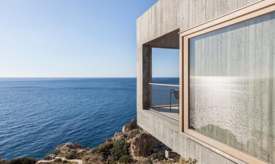 <p>Se han hecho distintos recortes en la forma con el objetivo de no desentonar en el entorno. La casa intenta complementarse con este paraíso natural.<br>Foto: Yiorgos Kordakis, Åke E:son Lindman/<a rel="nofollow noopener" href="http://www.ooakarchitects.com/" target="_blank" data-ylk="slk:OOAK Architects;elm:context_link;itc:0;sec:content-canvas" class="link ">OOAK Architects</a> </p>