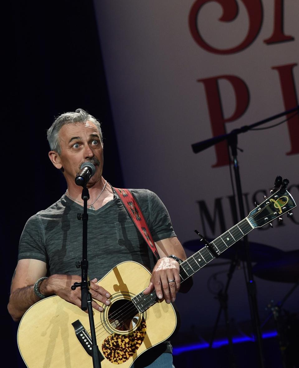 Aaron Tippin will perform at the Meyer Theatre Friday.