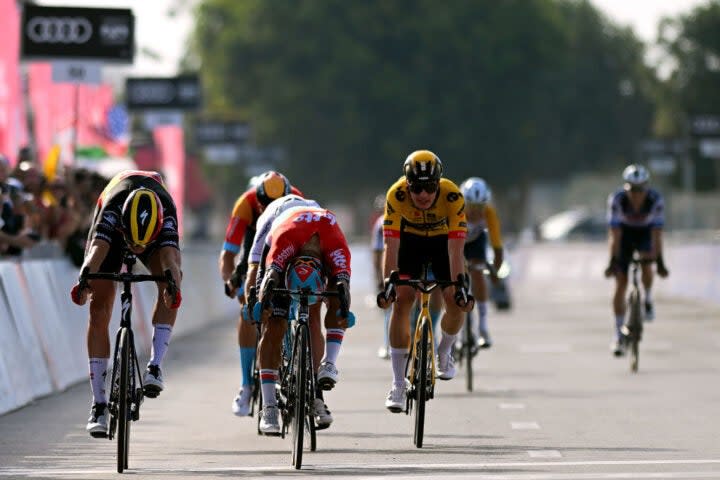 The sprint finish at the UAE Tour stage 1