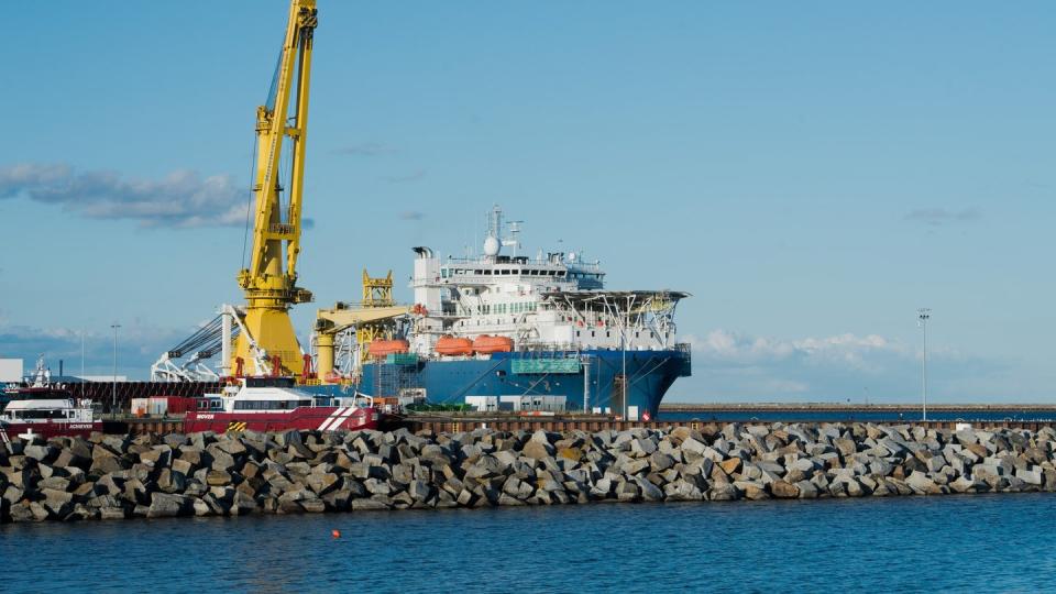 Das russische Verlegeschiff «Akademik Tscherski» liegt im Hafen Mukran auf der Insel Rügen.