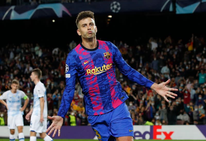 El defensor del Barcelona Gerard Piqué celebra tras anotar ante el Dinamo Kiev por el Grupo E de Champions League