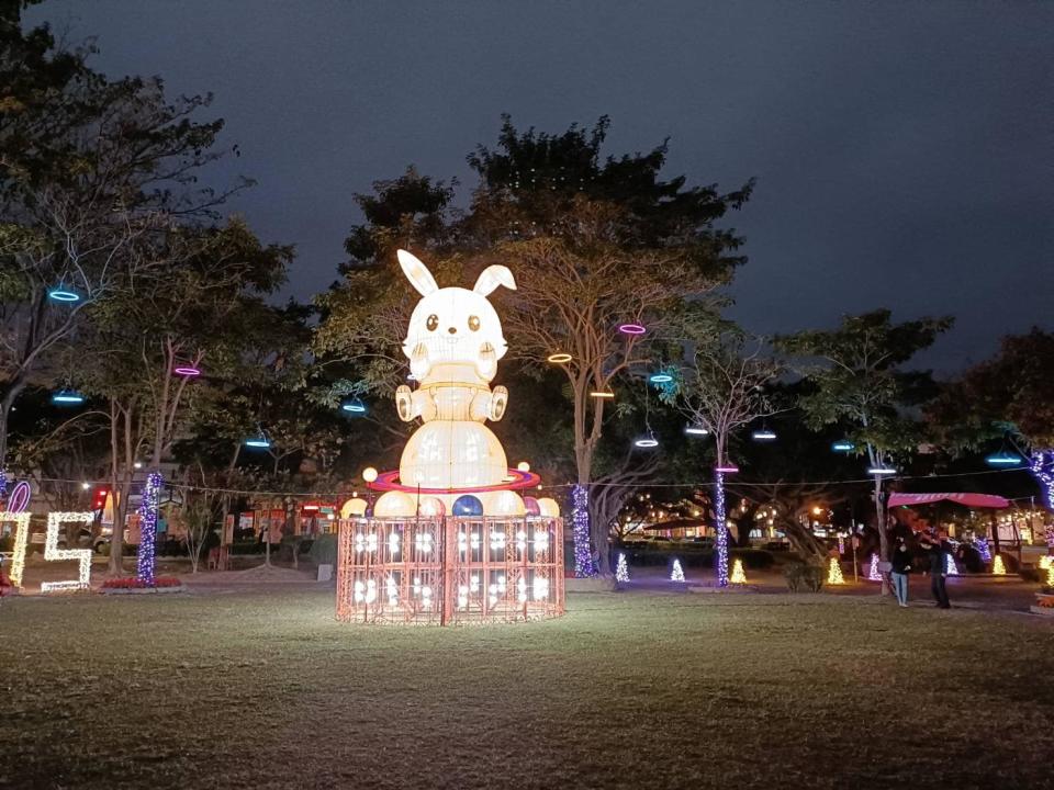 員林區公所8米高「歡樂兔星球」主燈。   圖：取自員林市民代表林育生臉書