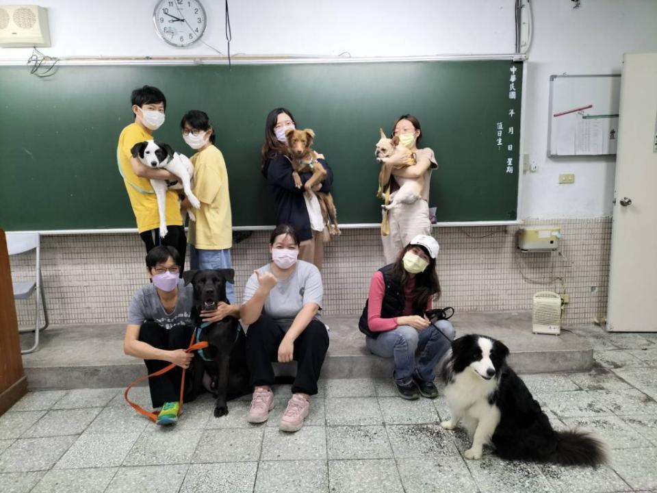 台北市貓犬學校今年升級為「台北市毛孩學院」，新增鼠、兔、鳥照護課程。（北市動保處提供）