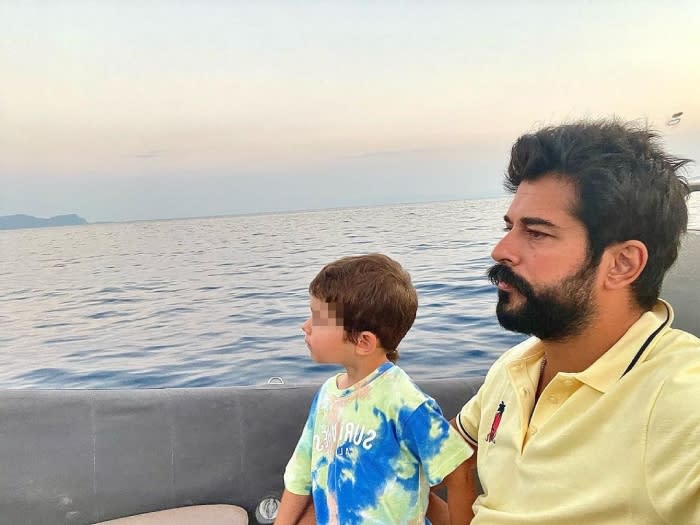 Burak Özçivit presume de hijo en alta mar