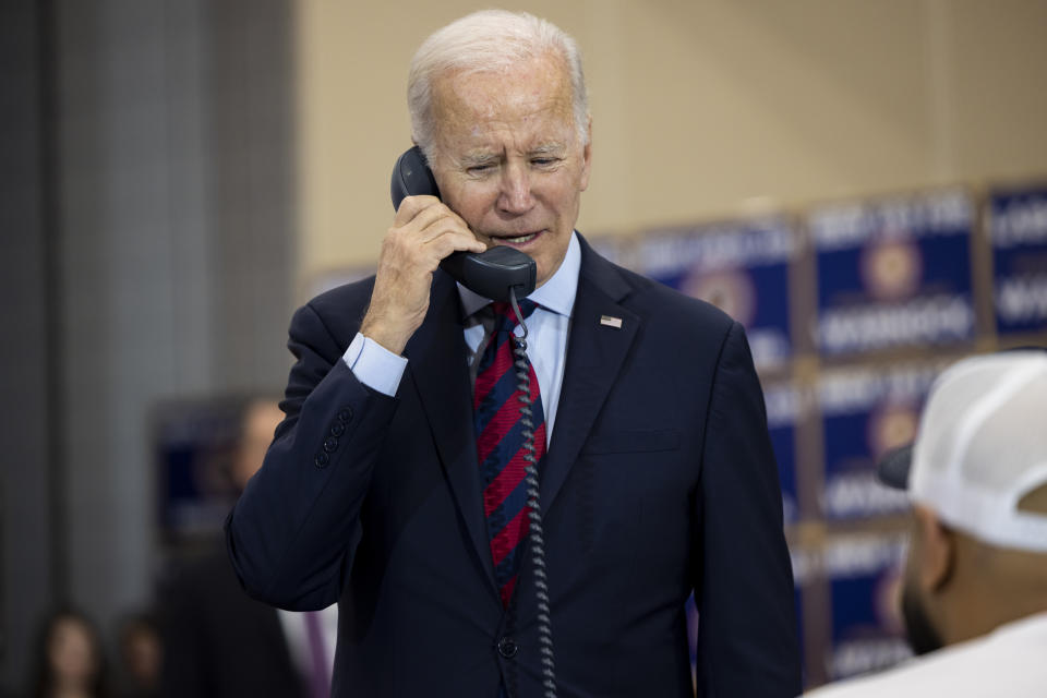 BOSTON, VEREINIGTE STAATEN – 2. DEZEMBER: Präsident Joe Biden nimmt am 2. Dezember 2022 an einer Telefonbanking-Veranstaltung der International Brotherhood of Electrical Workers (IBEW) in Boston, Massachusetts, für den Wiederwahlkampf von Senator Reverend Raphael Warnock (D-GA) teil.  (Foto von Nathan Posner/Anadolu Agency über Getty Images)