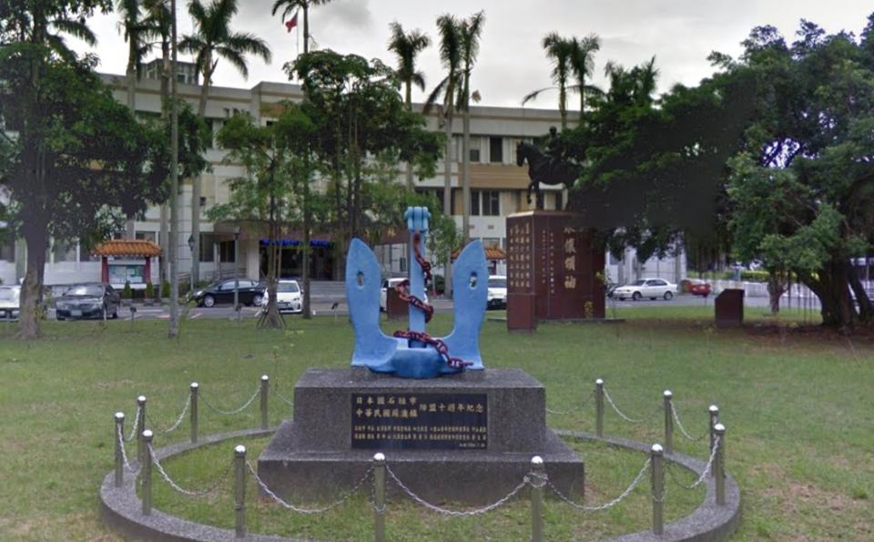 宜蘭縣蘇澳鎮公所前方的蔣介石騎馬銅像，6日凌晨傳出遭人噴漆及辱罵字眼。   圖：翻攝Google Ma