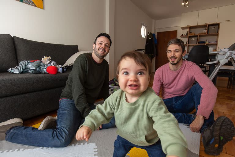 Matías Grichener y Fernando Jerkovich, los padres de Julián, hicieron el proceso de gestación por sustitución junto a Stella Galarza 