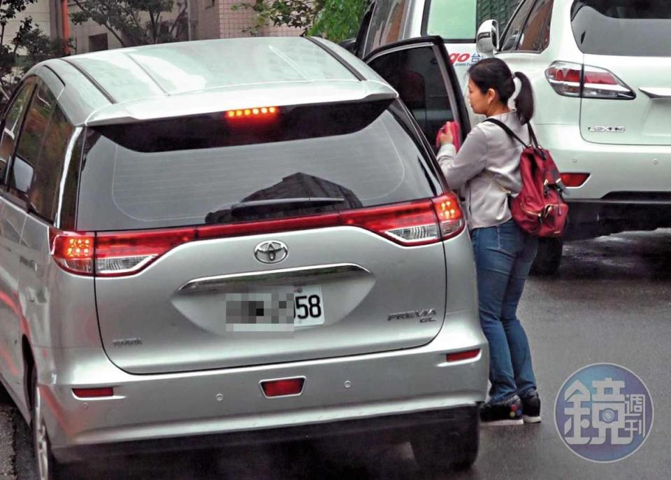 12 : 27，理髮後，郝龍斌開車抵達游淑慧星雲街住處附近，確定游走出大樓後，才把車子開到樓下。