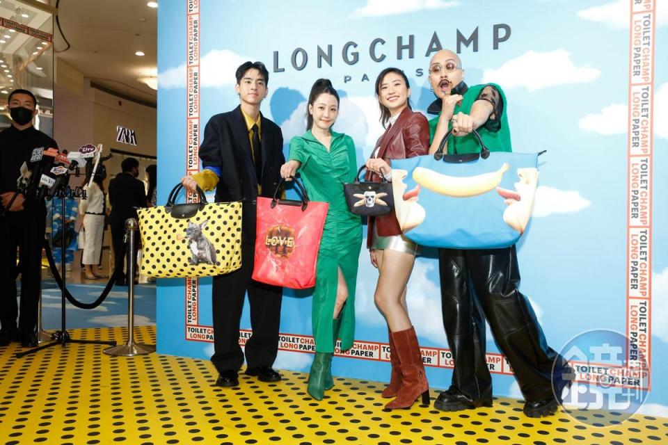 （左起）劉敬、謝欣穎、9m88、黃宣今晚在LONGCHAMP x TOILETPAPER聯名系列活動感受藝術家的創作活力。