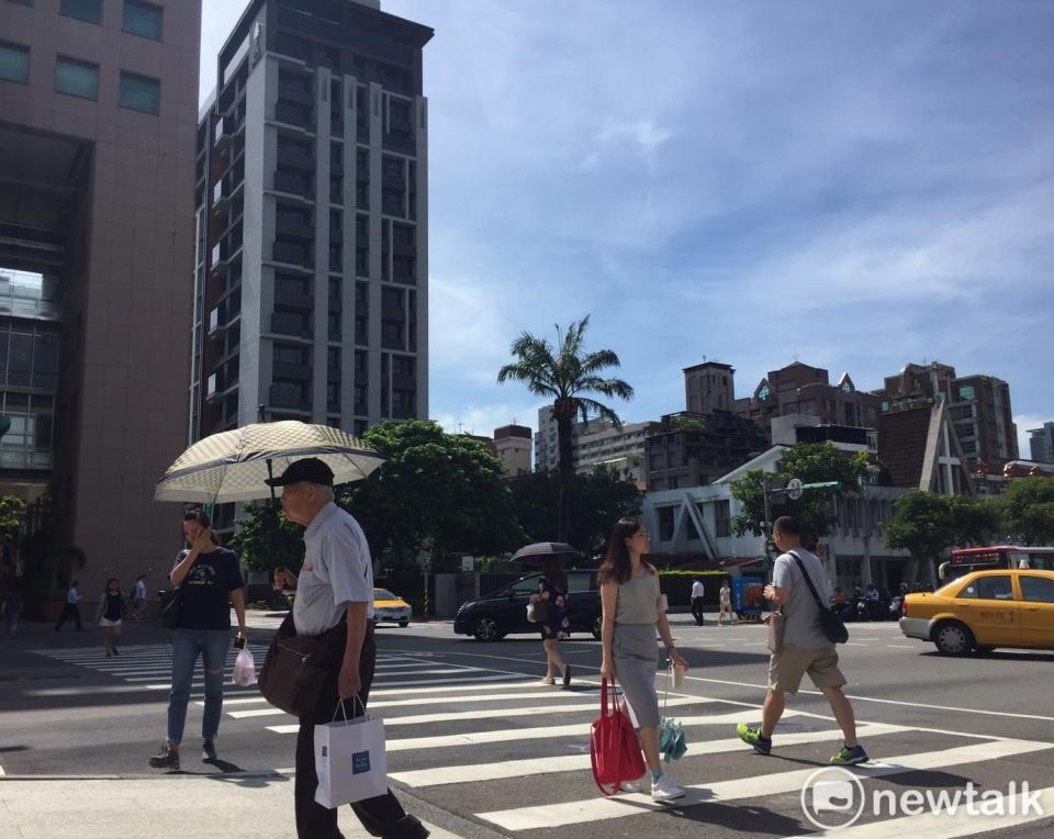 今(10)日沒下雨時感受悶熱，高溫可以來到33至35度左右。   圖：閻芝霖/攝