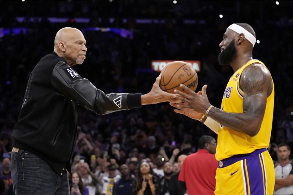 NBA／詹姆斯登得分王激動哭了！接賈霸贈球流下「王者之淚」