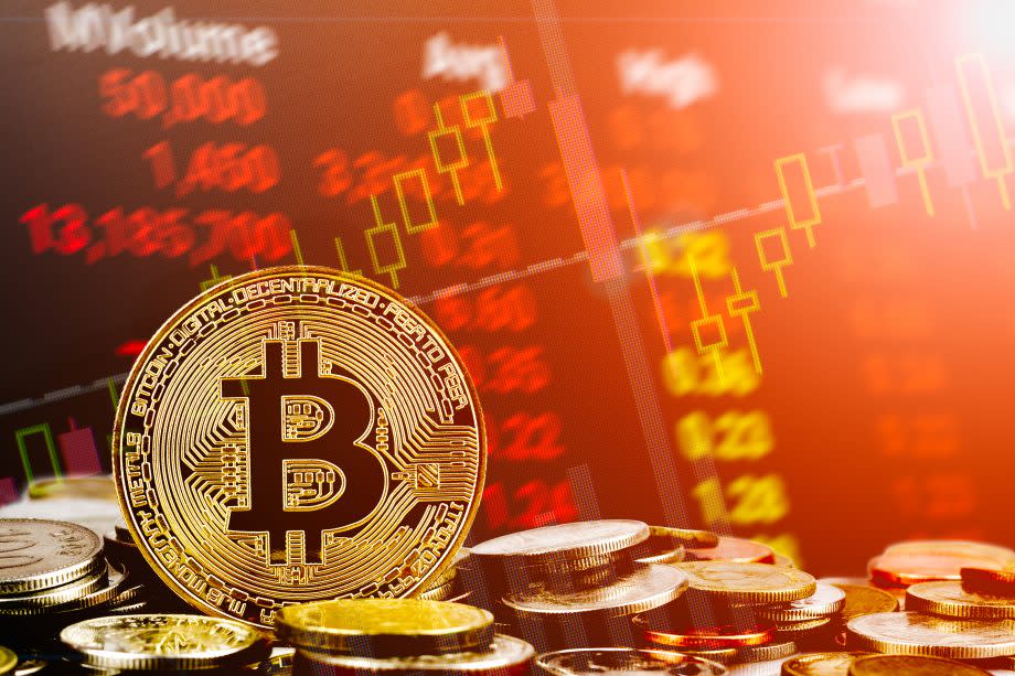 Bitcoin-Münze vor rotem Trading-Konzepthintergrund