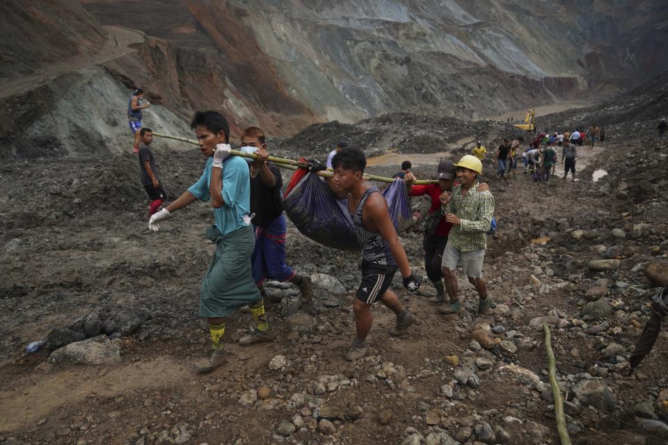 Un grupo de rescatistas traslada el cadáver de una víctima de un deslave en una mina de jade, el jueves 2 de julio de 2020, en Hpakant, Myanmar. (AP Foto / Zaw Moe Htet)