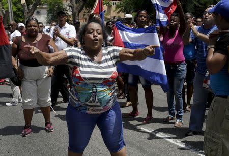 Supporters of the Cuban government shout slogans against the "Ladies in White", an opposition group in Havana September 13, 2015. REUTERS/Enrique de la Osa