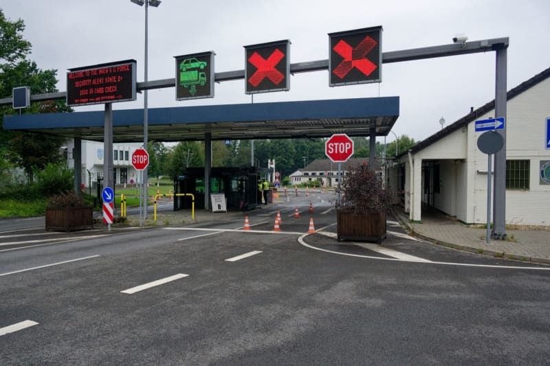 Signs indicate checks at the entrance to the NATO air base in Geilenkirchen - Teveren. Police and state security are investigating a security incident at the water supply of an air force barracks in Cologne-Wahn on suspicion of sabotage against the Bundeswehr. Henning Kaiser/dpa