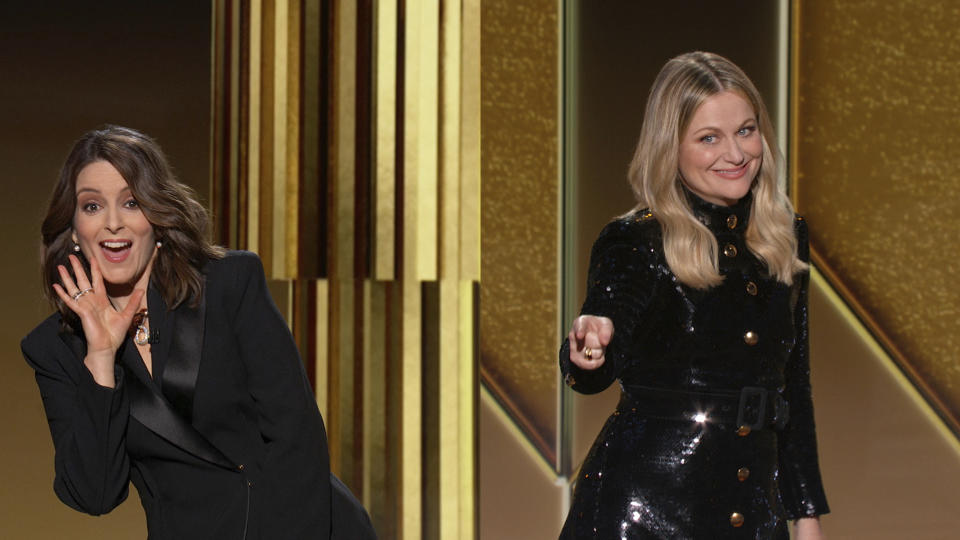 En esta imagen emitida el domingo 28 de febrero de 2021 por NBC, Tina Fey, a la izquierda desde Nueva York, y Amy Poehler, desde Beverly Hills, California, conducen la ceremonia de los Globos de Oro. (NBC via AP)