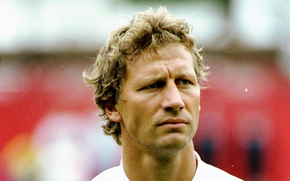 Sieht aus, als hätte er schon 90 Minuten voller harter Zweikämpfe hinter sich, dabei hat das Spiel noch gar nicht begonnen: Guido Buchwald '92 vor einem Spiel mit dem VfB Stuttgart, obenrum leicht derangiert. (Bild: Steve Morton/Allsport/Getty Images)