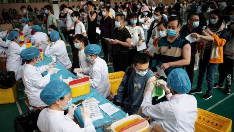 Estudiantes hacen fila para recibir la vacuna Covid-19 del Grupo Nacional Biotec de China (CNBG) en una universidad de Wuhan