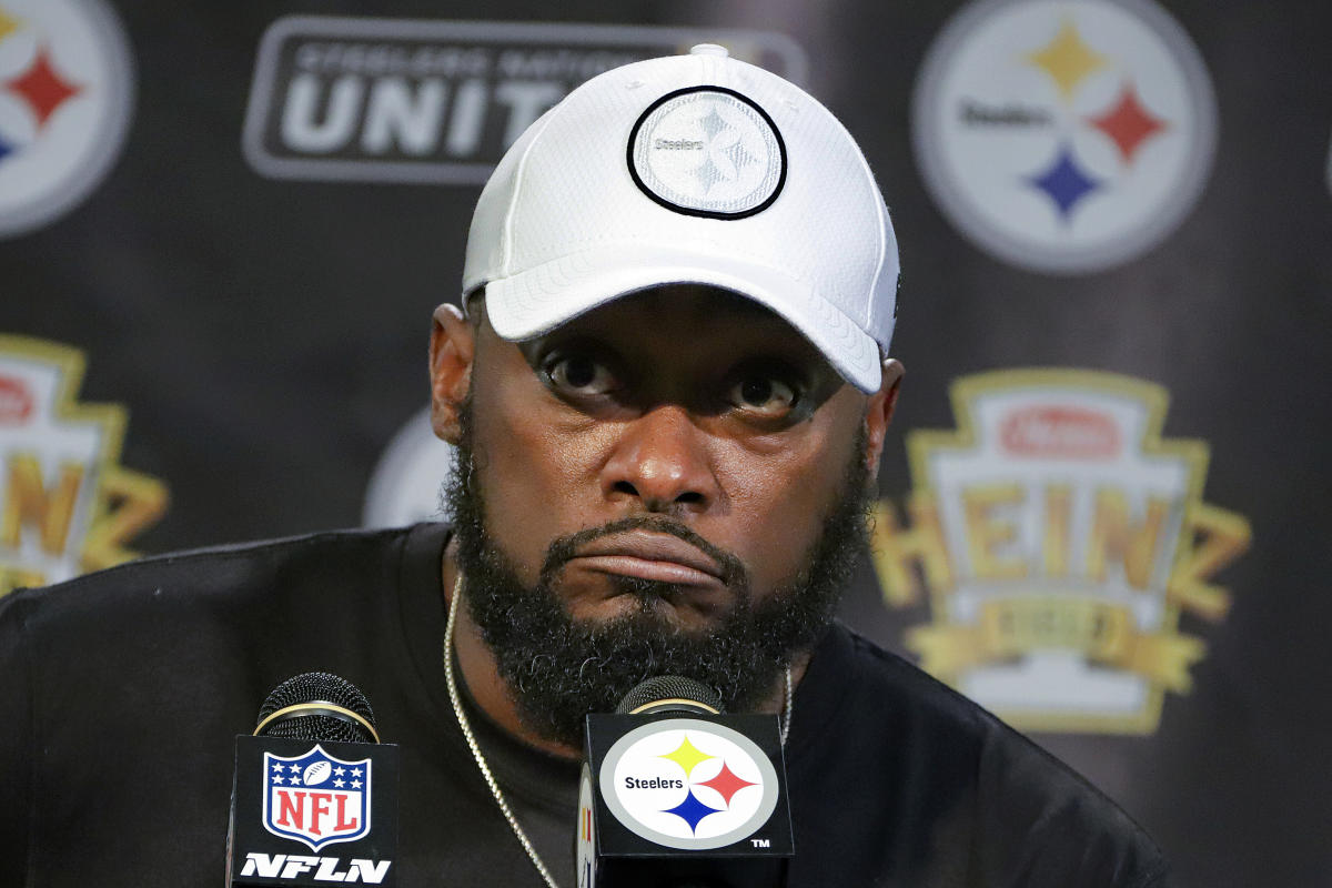 Cincinnati, OH, USA. 14th Oct, 2018. Pittsburgh Steelers head coach Mike  Tomlin reacts to cheering fans after winning a game between the Pittsburgh  Steelers and the Cincinnati Bengals at Paul Brown Stadium