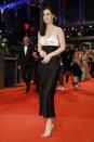 Was wäre die Berlinale ohne Lena Meyer-Landrut und ihre atemberaubenden Looks? Auch 2020 enttäuschte sie nicht und erschien zur großen Eröffnung in einem eleganten Cut-out-Kleid mit tiefem Ausschnitt und Glitzerträgern. Die perfekten Accessoires: Filigrane High Heels, silberne Ohrringe und ihr umwerfendes Lächeln. (Bild: Getty Images)