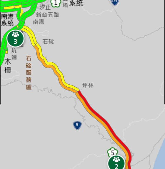 五一連假首日，國道即時路況顯示，西半部國道大致順暢，國道5號雙向則是車多壅塞，截至下午9時，石碇到頭城南下路段，即時車速不到50公里；頭城到坪林北向路段，即時車速只有32公里。(取自高公局網站)