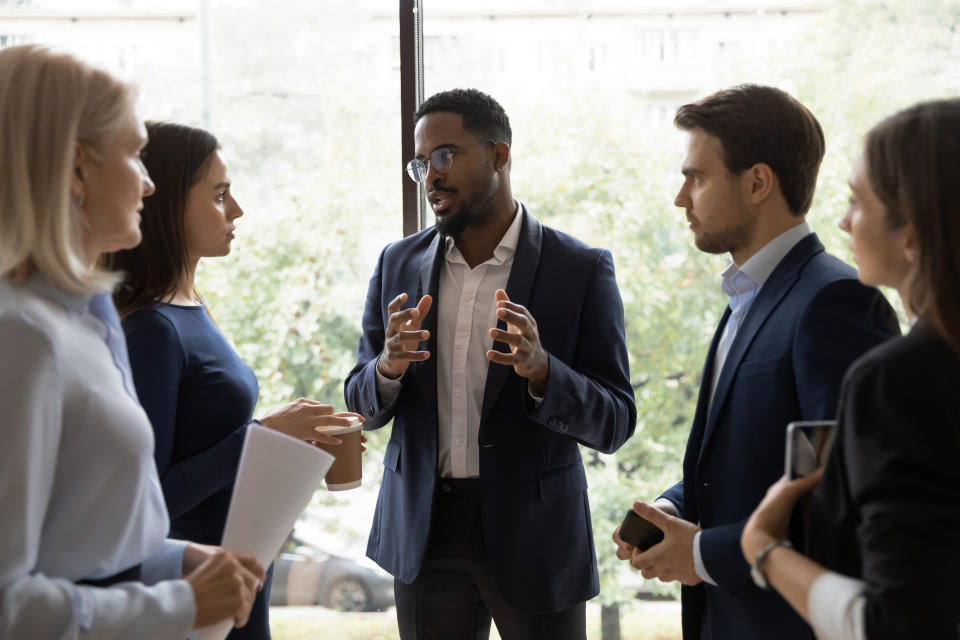 Entalar conversaciones puede llegar a ser un 'arte' que no todo el mundo es capaz de dominar. Foto: Getty Images. 