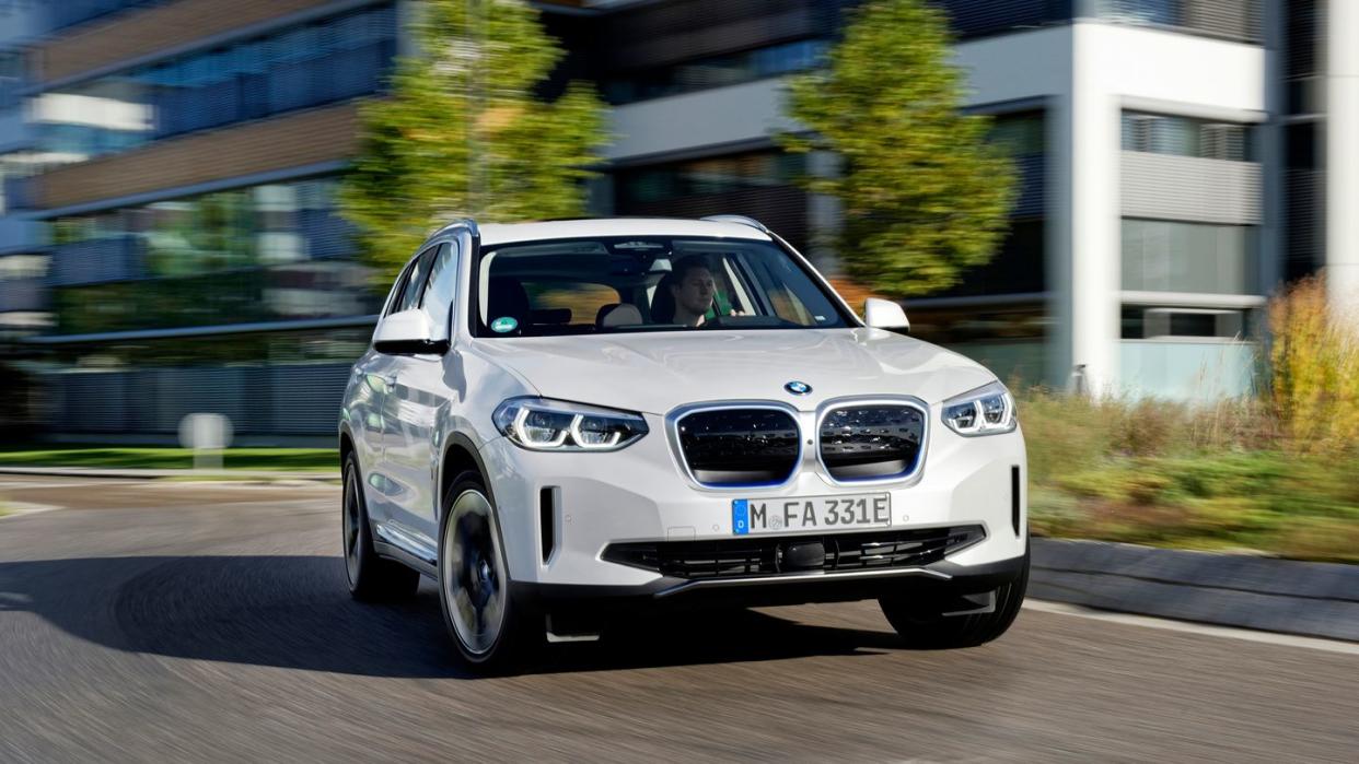 Hohe Reichweite, gefälliges Design: Mit dem iX3 will BMW zum Jahreswechsel ein massentaugliches Elektro-SUV auf den Markt bringen.