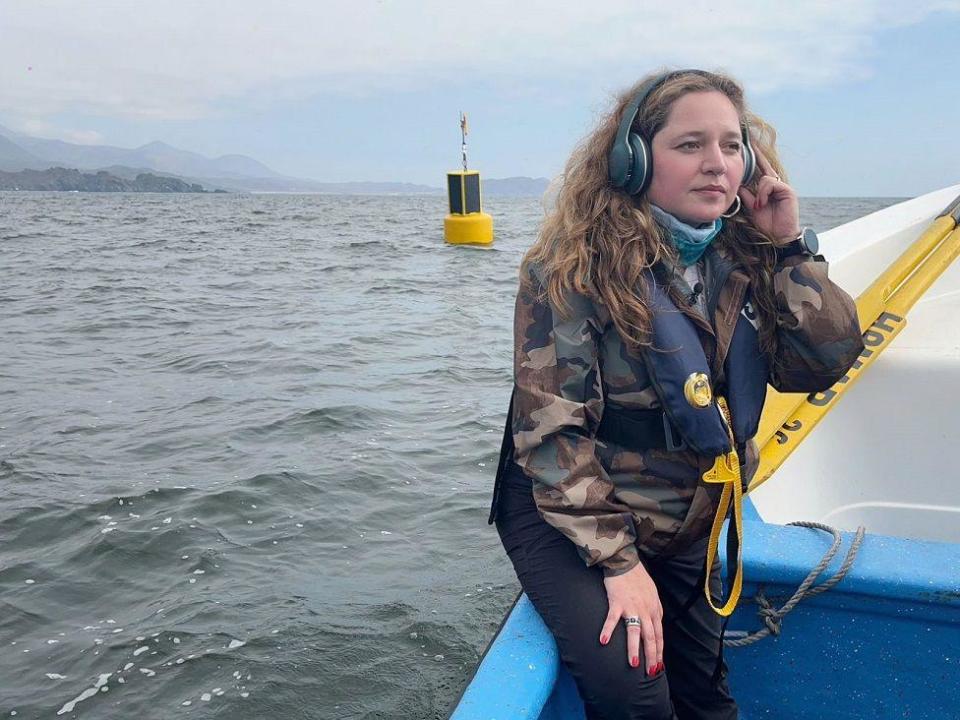 Marcela Ruiz en una embarcación en el mar