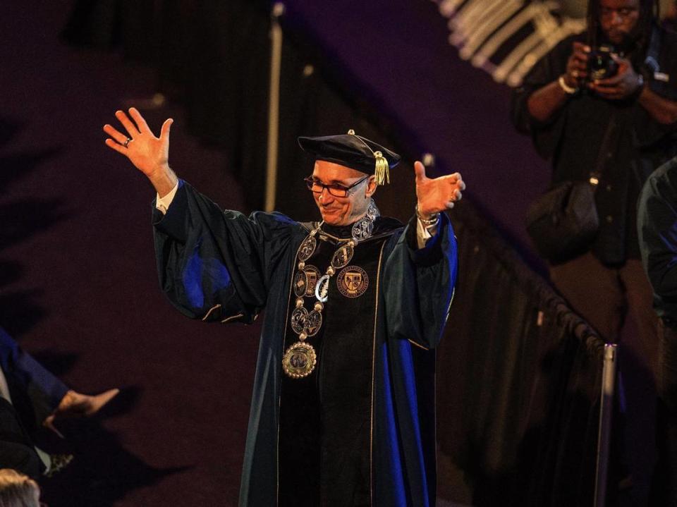 El presidente de la Universidad Internacional de la Florida (FIU) Kenneth Jessell reaccionando luego de ser investido sexto presidente de FIU el jueves 18 de mayo de 2023.