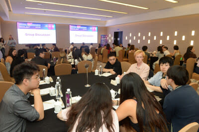 Chinese and American youth participate in a group discussion at Nanjing University in Nanjing on June 29 (COURTESY PHOTO)