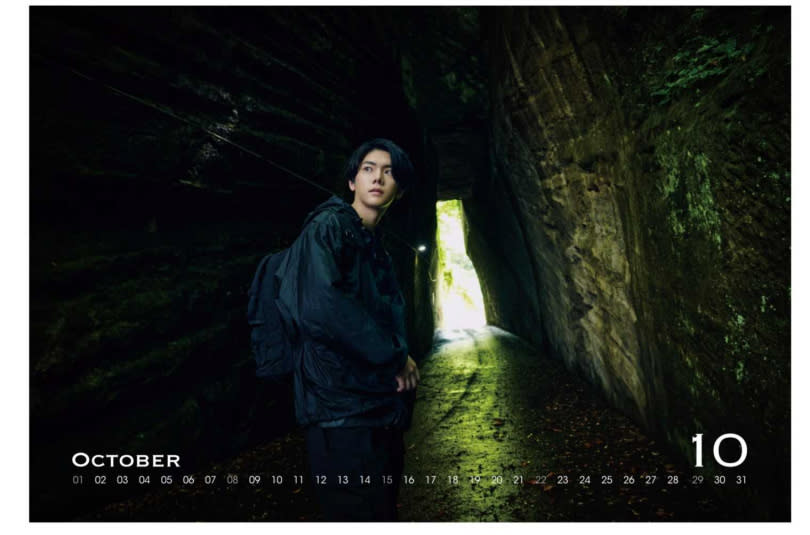 年曆中，楊宇騰最喜歡在千葉洞穴的畫面。（圖／泓康天下、AMUSE提供）