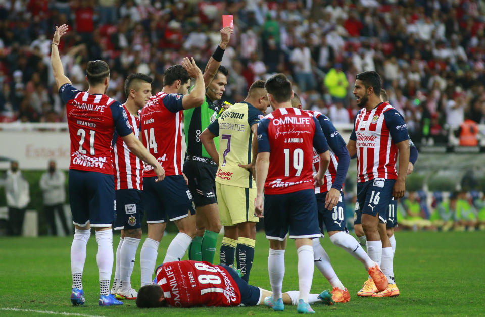 Pérez Durán le muestra la tarjeta roja a Jonathan Dos Santos en el partido del sábado. (Photo by Alfredo Moya/Jam Media/Getty Images)