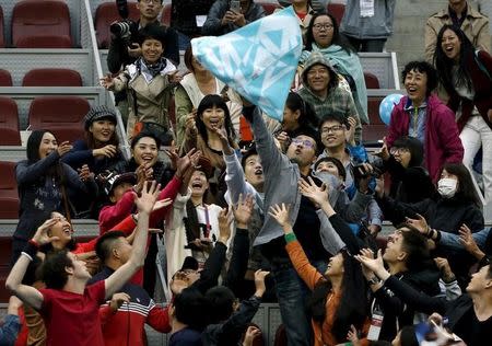 Fans try to catch a towel which was thrown by Novak Djokovic of Serbia after his men's singles match against Zhang Ze of China at the China Open tennis tournament in Beijing, China, October 8, 2015. REUTERS/Kim Kyung-Hoon