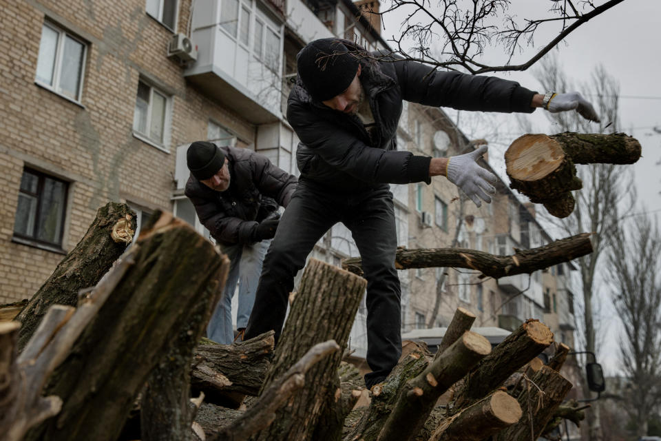 Recogiendo leña en la ciudad de Bajmut, Ucrania, donde quedan pocos residentes, el 3 de diciembre de 2022. (Tyler Hicks/The New York Times).