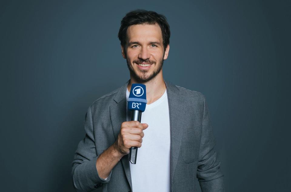 "Ich bin da ganz bei mir": ARD-Experte Felix Neureuther kommt gut mit dem TV-Job klar. "Für mich geht es vor allem darum, den Zuschauern möglichst authentisch die Faszination unseres Sports zu vermitteln. Ich denke, das kann ich." Die Nervosität sei "kein Vergleich zu den Adrenalinschüben, die dich als Athlet oben am Starthäuschen durchschütteln. Da oben allein zu stehen und sich die Piste runterzuhauen, das ist mit nichts zu vergleichen, der totale Wahnsinn, die pure Freude - oder auch mal der reine Horror." (Bild: ARD / BR / Lisa Hinder)