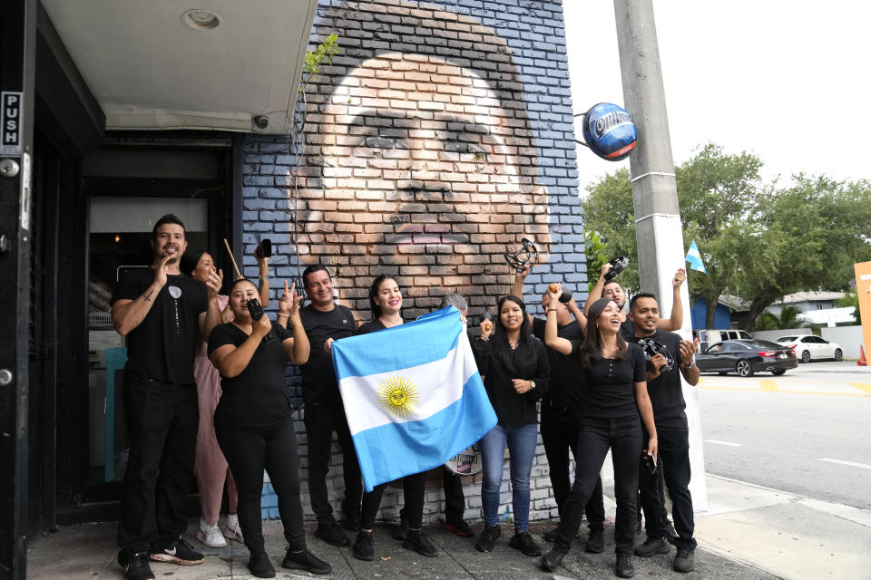 Lionel Messi y un mural suyo, en el que aficionados radicados en Miami celebran su llegada al futbol profesional de Estados Unidos. (AP Photo/Lynne Sladky)