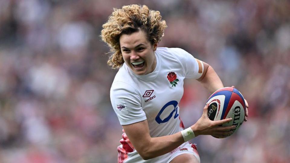 Ellie Kildunne running with the ball