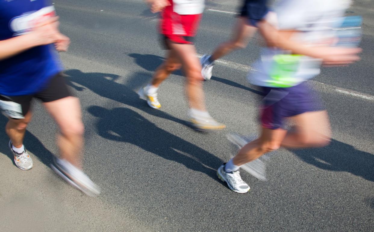 Ein Marathon ist eine anstrengende Angelegenheit – doch ein Liebespaar hatte dennoch genug Puste, um sich währenddessen das Jawort zu geben. (Bild: ddp images)