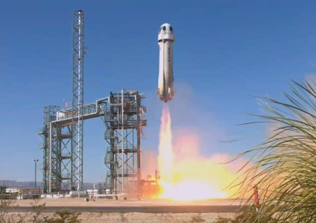 Blue Origin’s New Shepard suborbital spaceship lifts off from its West Texas pad. (Credit: Blue Origin)