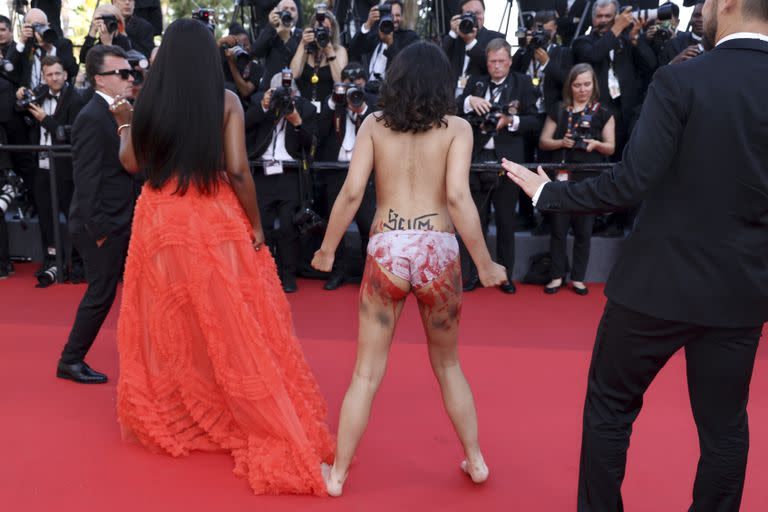 La manifestante que irrumpió el viernes en la alfombra roja del Festival de Cannes