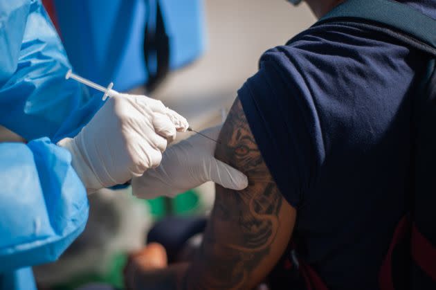 Vers une troisième dose de vaccin contre le Covid-19 en France ? Le ministère de la Santé temporise, mais plusieurs pays saute le pas, et pas uniquement pour les personnes au faible système immunitaire.  (Photo: NurPhoto via Getty Images)