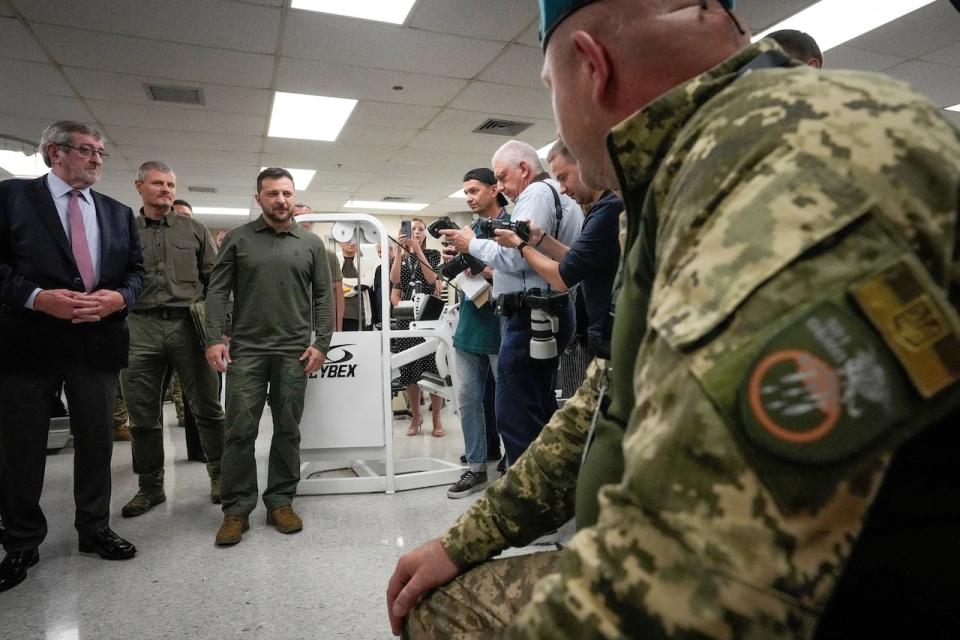 Ukrainian President Volodymyr Zelenskiy visits the Staten Island University Hospital, where Ukrainian soldiers are being treated for war injuries, in in New York, U.S September 18, 2023. 