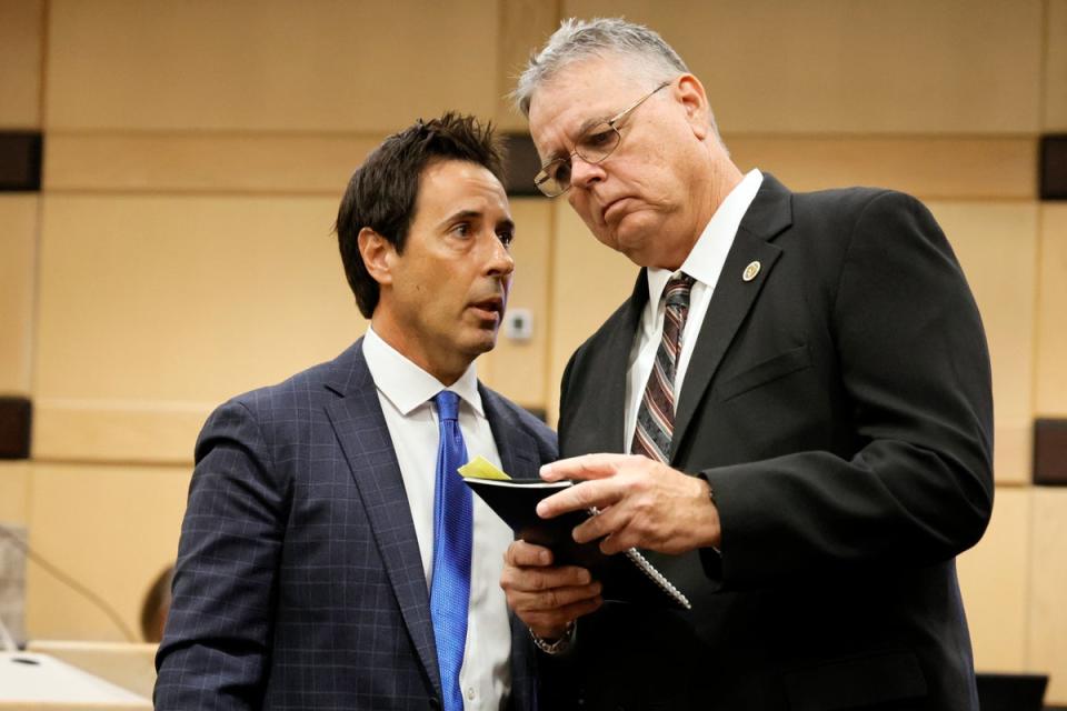 Peterson, right, speaks with his defence lawyer Mark Eiglarsh following a hearing in his case at the Broward County Courthouse (© South Florida Sun Sentinel 2023)